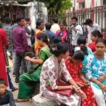 चुनावी माहोलको बीचमा, आधारको लागि कोलाहल छ: जलपाईगुडीमा बिहानैदेखि लामो लाइनहरू देखिन्छन्