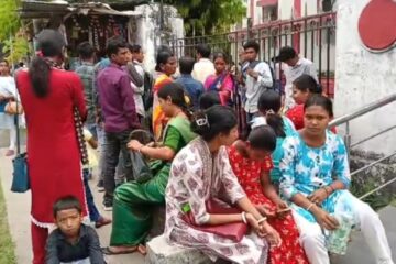 चुनावी माहोलको बीचमा, आधारको लागि कोलाहल छ: जलपाईगुडीमा बिहानैदेखि लामो लाइनहरू देखिन्छन्