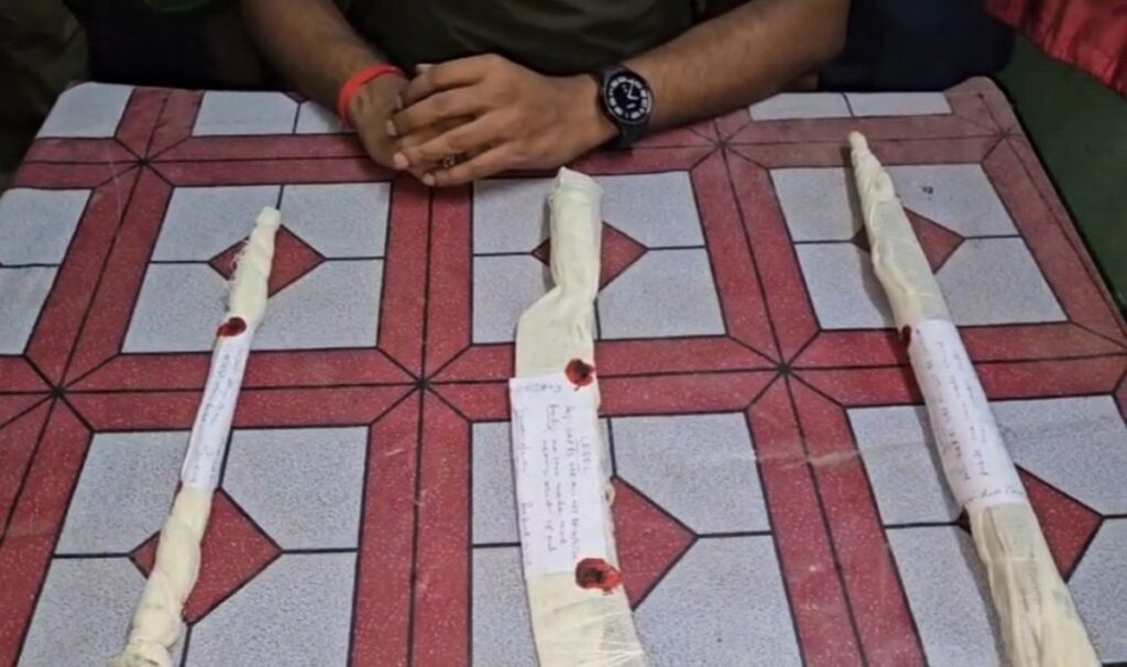 बरुईपुर प्रहरीको ठूलो सफलता: डकैतीको योजना विफल, हतियारसहित ३ अपराधी पक्राउ