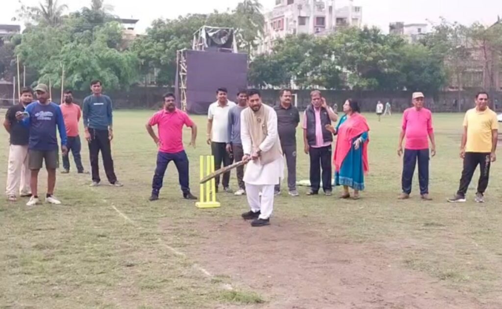 सिलगढी: चुनाव अगाडि सक्रिय भाजपा उम्मेदवार शंकर घोष, मैदानमा युवाहरूसँग क्रिकेट र फुटबल खेल्दै