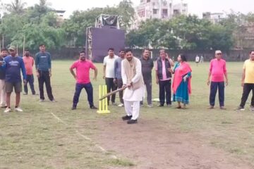 सिलगढी: चुनाव अगाडि सक्रिय भाजपा उम्मेदवार शंकर घोष, मैदानमा युवाहरूसँग क्रिकेट र फुटबल खेल्दै