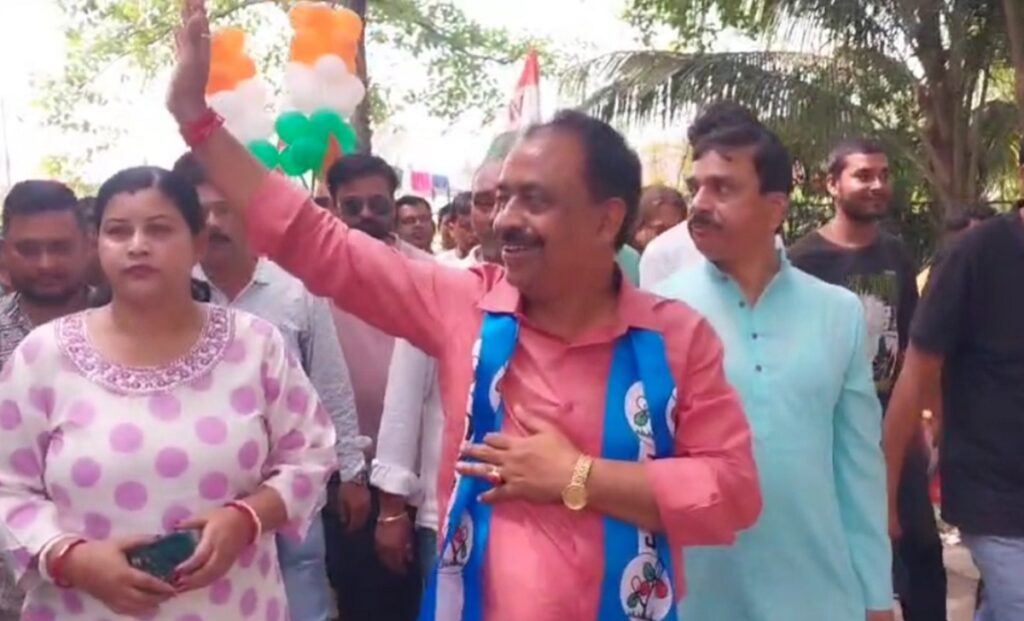 डाबग्राम-फुलबारीका तृणमूल कांग्रेसका उम्मेदवार रञ्जन शील शर्माले नौका घाट क्षेत्रमा घर-घरमा समर्थन खोज्दै जोशका साथ प्रचार गरिरहेका छन्