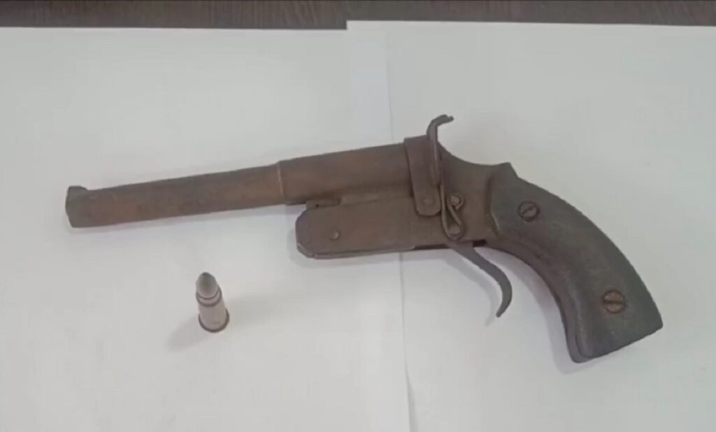 “म झुक्ने छैन” पुष्प शैलीमा! सिलिगुडी प्रहरीले हतियार बेच्न खोजिरहेका अपराधी कार्तिक रोयलाई पक्राउ गर्यो