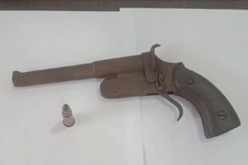 “म झुक्ने छैन” पुष्प शैलीमा! सिलिगुडी प्रहरीले हतियार बेच्न खोजिरहेका अपराधी कार्तिक रोयलाई पक्राउ गर्यो