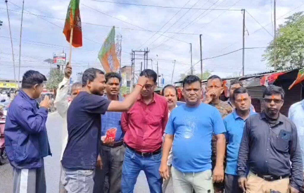 सिलगडीः परिणामअघि भाजपाले उत्सव मनाउँदै छ, फुलबारीमा मजदुरको जित