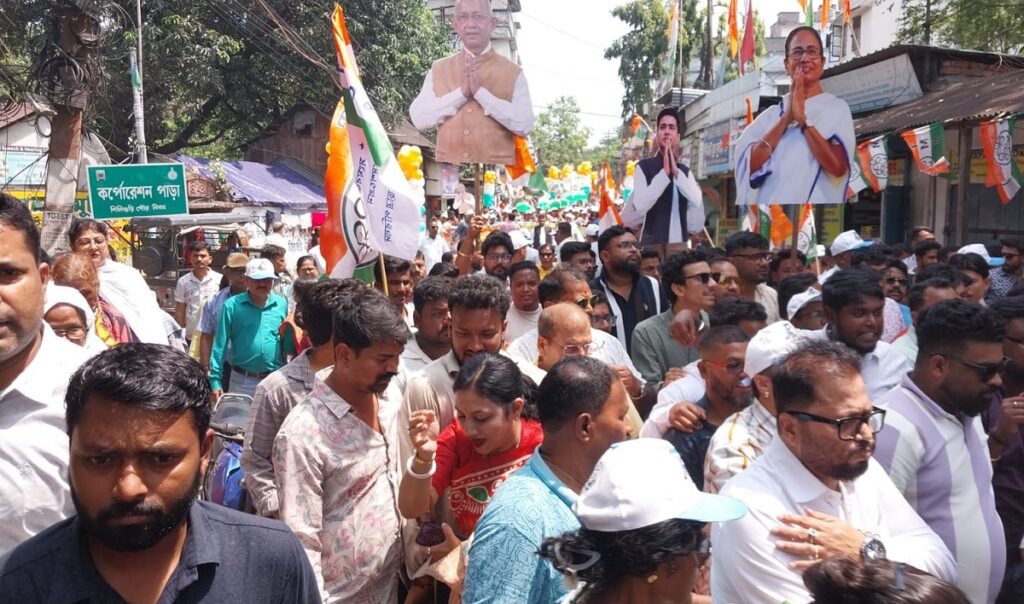 तृणमूल कांग्रेसका उम्मेदवार गौतम देवले मनोनयन दर्ता गरे, शक्ति प्रदर्शन गर्दै उप-विभागीय कार्यालयमा पुगे सिलगढी