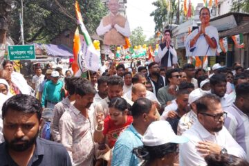 तृणमूल कांग्रेसका उम्मेदवार गौतम देवले मनोनयन दर्ता गरे, शक्ति प्रदर्शन गर्दै उप-विभागीय कार्यालयमा पुगे सिलगढी