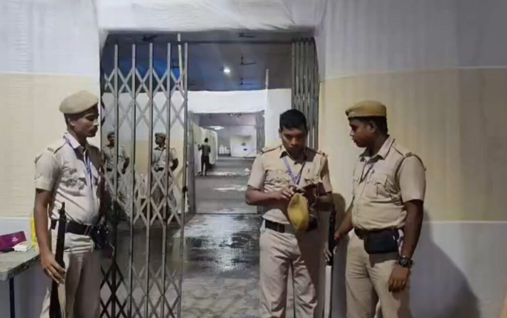 नेताजी इन्डोर स्टेडियमः इभीएम सुरक्षाको ‘फलामको पिंजरे’ मा कैद; प्रशासनले जलजमावको खबरलाई पूर्णतया नक्कली भनेको छ
