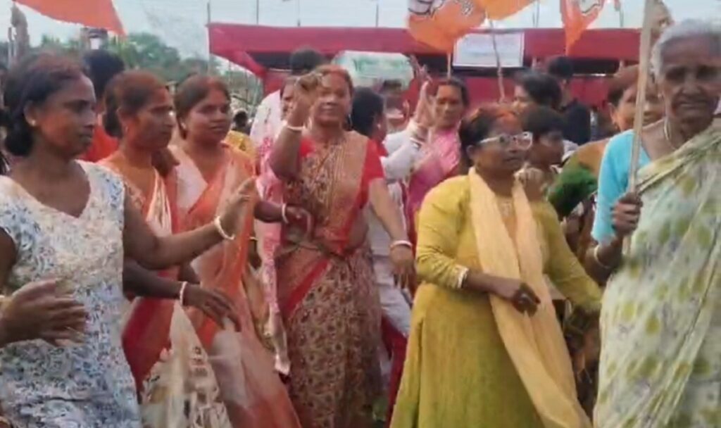 महिलाहरू भगवा लहरमा झुलाए; 80 वर्षका वृद्धहरूले पनि नाचेर विजयको उत्सव मनाए