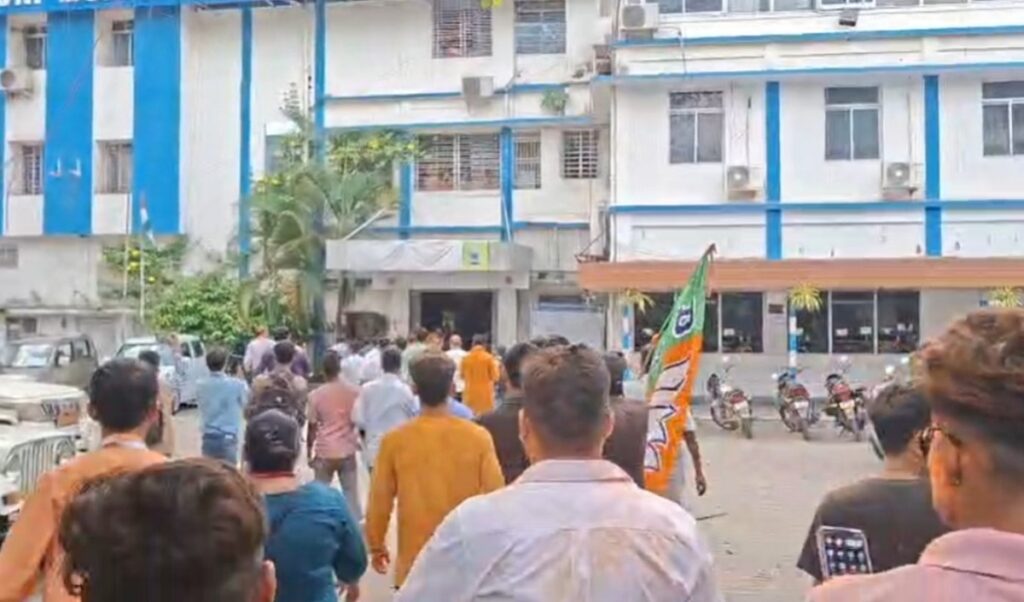 सिलिगुडी नगर निगमको गेटमा भगवा झण्डा फहराएको थियो,  सरकारी भवनको ‘रङ’ बदल्ने भाजपाको धम्की