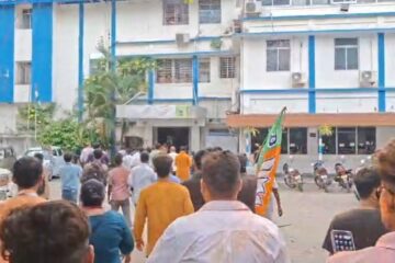 सिलिगुडी नगर निगमको गेटमा भगवा झण्डा फहराएको थियो,  सरकारी भवनको ‘रङ’ बदल्ने भाजपाको धम्की
