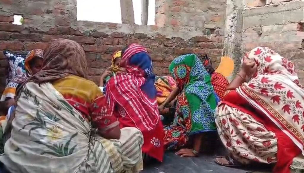 स्वदेश फिर्ताको लागि बंगलादेशीहरू हाकिमपुर सीमामा ओइरिए; कडा कदम चालिएपछि २५० भन्दा बढीलाई होल्डिङ सेन्टरमा पठाइयो