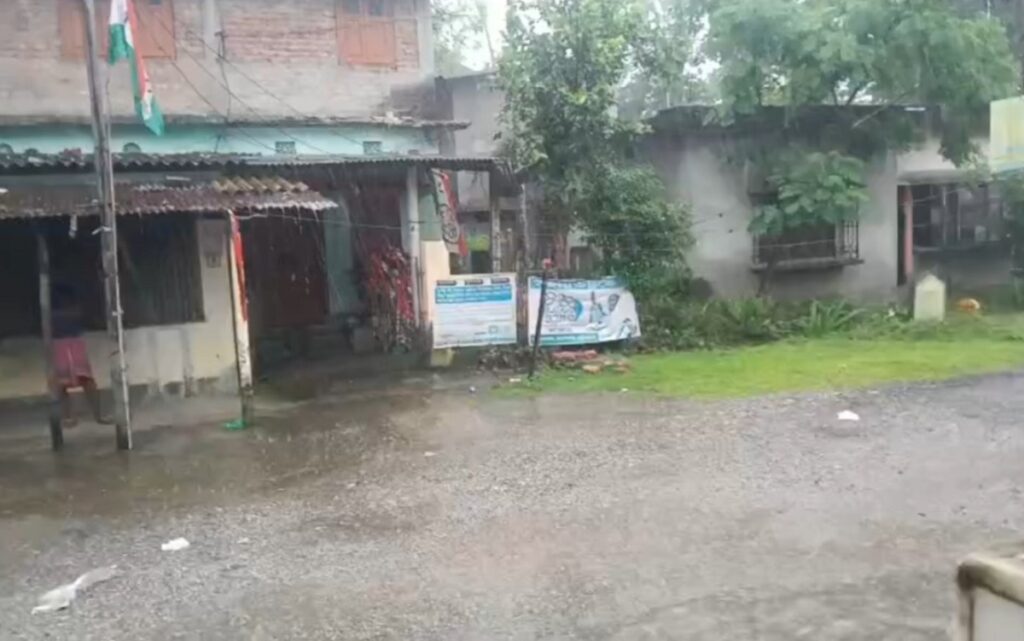 जलपाईगुडीः  बिहानै, आकाश घना कुहिरोले भरिएको थियो, गर्जन र बिजुलीको साथमा