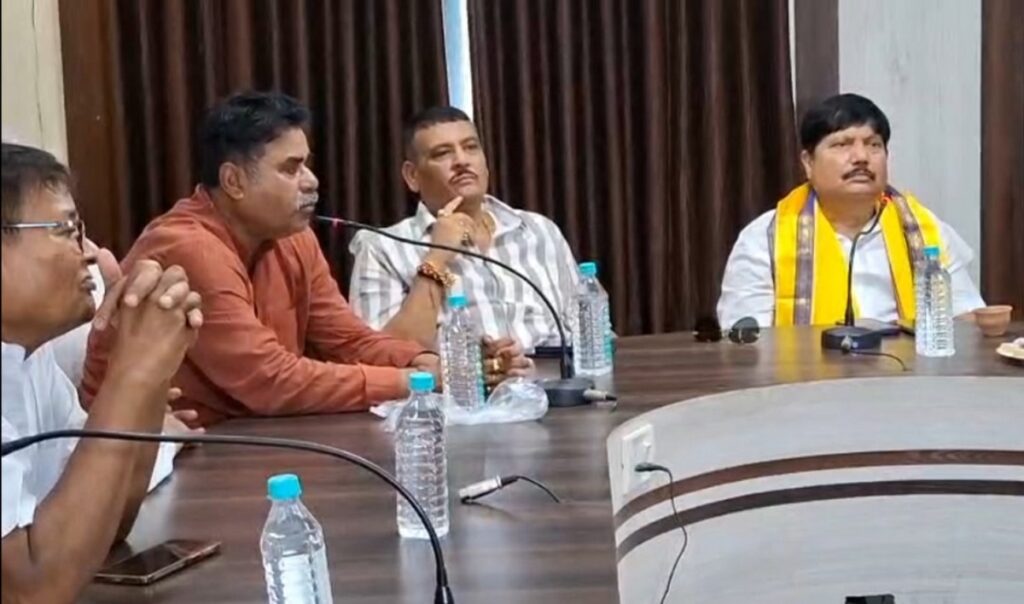 नोआपाराका विधायक अर्जुन सिंह गरुलिया नगरपालिकामा आइपुगे; बैठकपछि, भ्रष्टाचारका मुद्दाहरूमा आलोचना गर्दै, नागरिक सेवाहरूमा सुधारको निर्देशन दिए