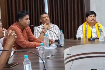 नोआपाराका विधायक अर्जुन सिंह गरुलिया नगरपालिकामा आइपुगे; बैठकपछि, भ्रष्टाचारका मुद्दाहरूमा आलोचना गर्दै, नागरिक सेवाहरूमा सुधारको निर्देशन दिए