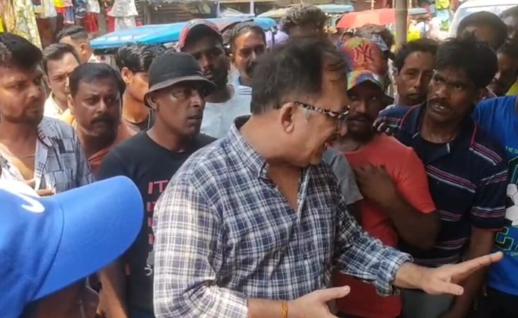 अस्थायी सरसफाई कर्मचारीहरूले राणाघाट नगरपालिकामा मुख्य ढोका बन्द गरेर विरोध प्रदर्शन गर्दै ठूलो हंगामा मच्चाए