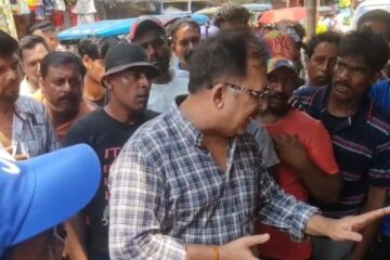 अस्थायी सरसफाई कर्मचारीहरूले राणाघाट नगरपालिकामा मुख्य ढोका बन्द गरेर विरोध प्रदर्शन गर्दै ठूलो हंगामा मच्चाए