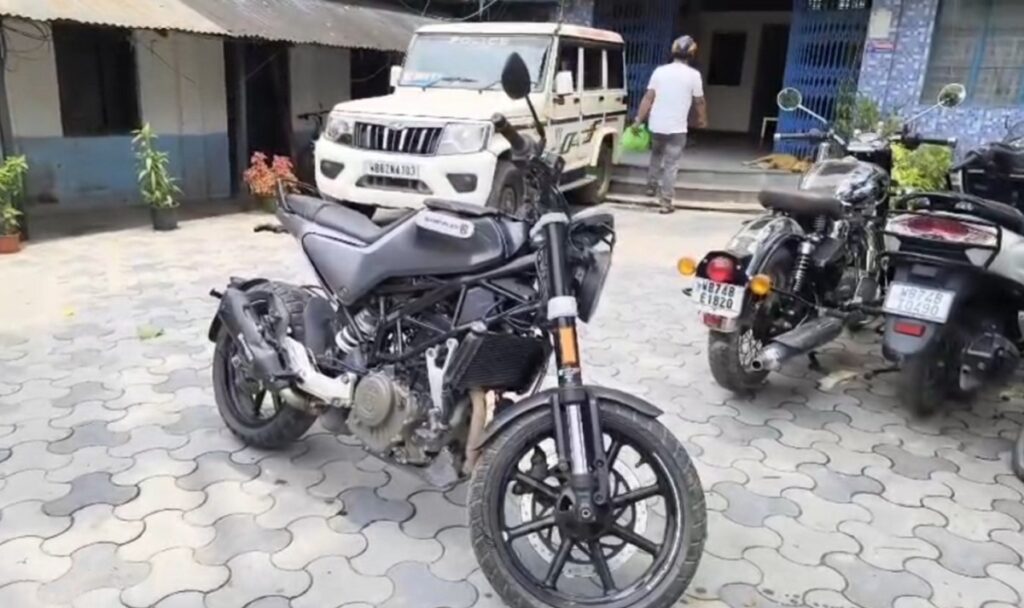 सिलगडीस्थित सेवक रोड आर्मी क्याम्पबाट चोरी भएको मोटरसाइकल प्रहरीले बरामद गरेको छ