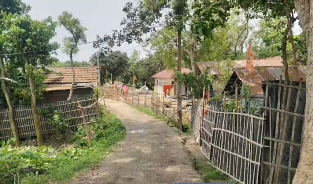 राज्य राजमार्गमा जम्मा भएको हिलो ‘हत्यारा हिलो’ मा परिणत हुन्छ, वर्षा पछि सवारी साधन चिप्लिन्छन्, जसले गर्दा ठूलो दुर्घटना हुने डर हुन्छ