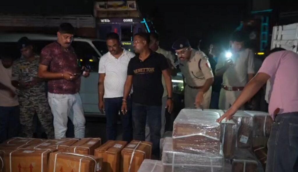 सिलगढी: ठूलो मात्रामा प्रतिबन्धित कफ सिरप बरामद, नयाँ जलपाइगुडी प्रहरी चौकीले तीन जनालाई पक्राउ गर्यो