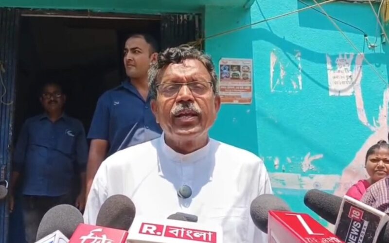 डायमंड हार्बर: भाजपा नेता दीपक हलदरले पञ्चायत कार्यालयको ताला खोले, जनतालाई राहत ल्याए