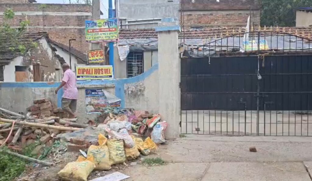 “गेट खोल्नुहोस्, हामी पढ्न चाहन्छौं”: अस्पतालको गेटमा ताला लगाइएको थियो, बाटो अवरुद्ध; स्कूले बच्चाहरू र अभिभावकहरू प्लेकार्ड बोकेर सडकमा