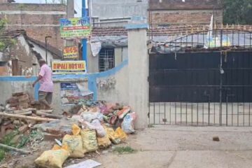 “गेट खोल्नुहोस्, हामी पढ्न चाहन्छौं”: अस्पतालको गेटमा ताला लगाइएको थियो, बाटो अवरुद्ध; स्कूले बच्चाहरू र अभिभावकहरू प्लेकार्ड बोकेर सडकमा