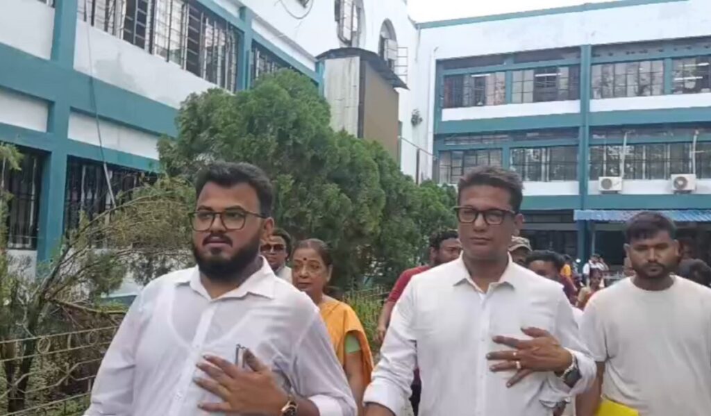 जलपाईगुडी नगरपालिकामा ‘असीमित भ्रष्टाचार’ विरुद्ध ठूलो आन्दोलन; नागरिकहरूले जिल्ला मजिस्ट्रेट कार्यालय घेराउ गरे