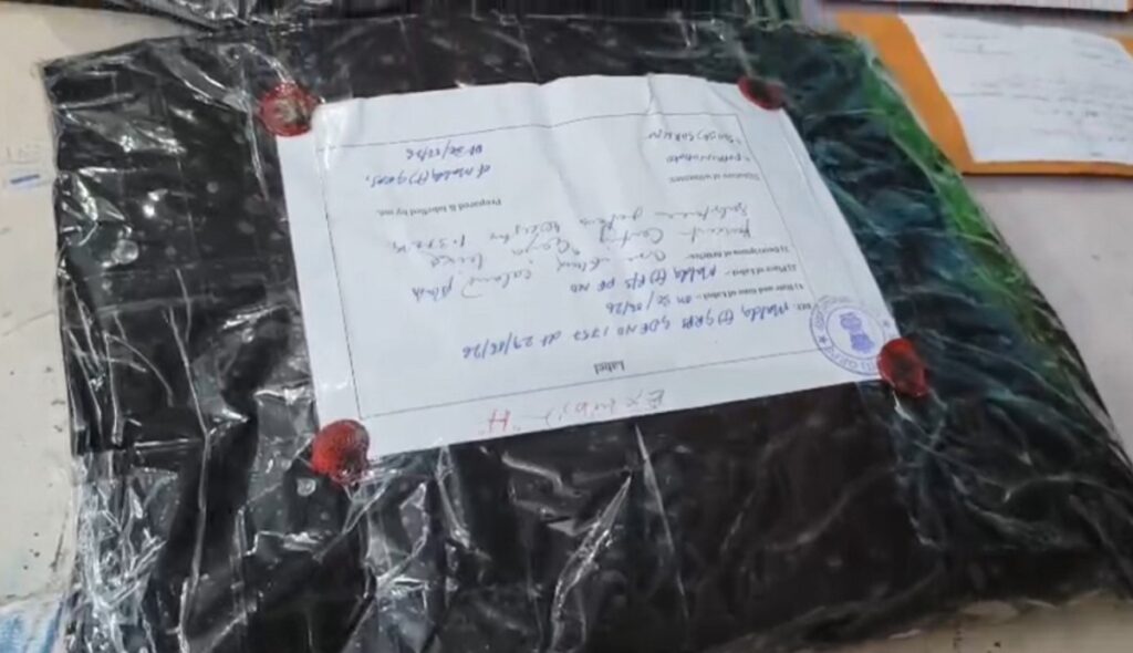 तस्करी गर्नुअघि डाउन दार्जिलिङ मेलबाट १२ किलो गाँजा बरामद, चार जना पक्राउ