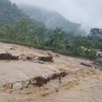 सिलगढी: भारी वर्षाले दुधियाको अस्थायी पुल बगायो, सिलगढी-मिरिक सडक सम्पर्क फेरि एक पटक अवरुद्ध भयो