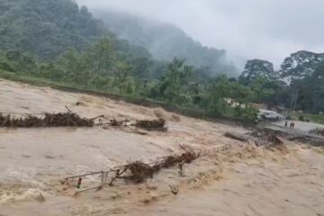 सिलगढी: भारी वर्षाले दुधियाको अस्थायी पुल बगायो, सिलगढी-मिरिक सडक सम्पर्क फेरि एक पटक अवरुद्ध भयो