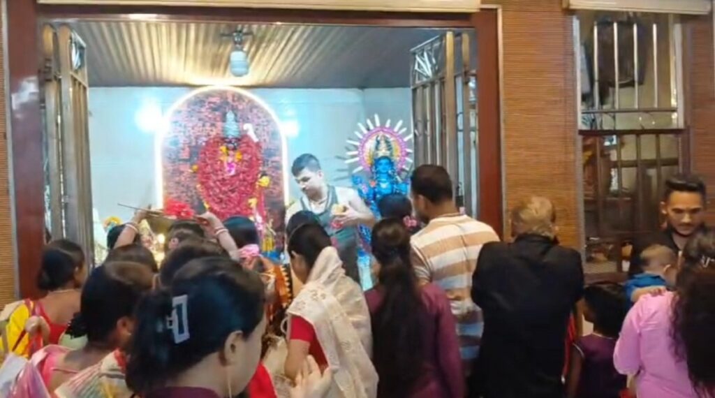 आफ्ना ज्वाइँको दीर्घायु र सुख र समृद्धिको लागि सासूहरू मन्दिरहरूमा प्रार्थना गर्न भेला हुन्छन्; यो क्षेत्र जमाई षष्ठीको प्रार्थनाले गुन्जिन्छ