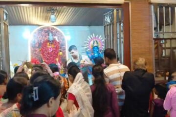 आफ्ना ज्वाइँको दीर्घायु र सुख र समृद्धिको लागि सासूहरू मन्दिरहरूमा प्रार्थना गर्न भेला हुन्छन्; यो क्षेत्र जमाई षष्ठीको प्रार्थनाले गुन्जिन्छ