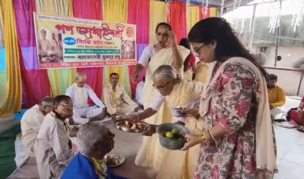 सिलगढीमा एउटा अनौठो “सामूहिक जमै षष्ठी” उत्सव मनाइयो; वृद्धाश्रमका आमाहरूले आफ्ना ज्वाइँहरू छाने, भावनाहरू ओतप्रोत