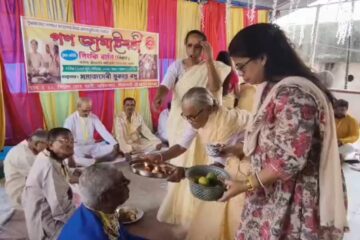 सिलगढीमा एउटा अनौठो “सामूहिक जमै षष्ठी” उत्सव मनाइयो; वृद्धाश्रमका आमाहरूले आफ्ना ज्वाइँहरू छाने, भावनाहरू ओतप्रोत