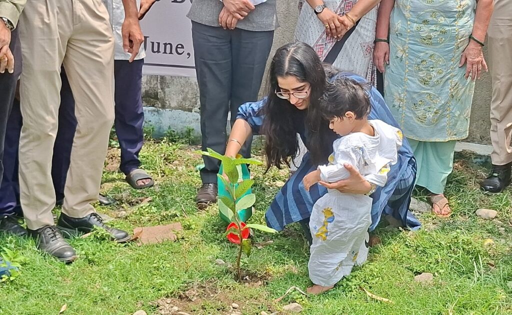 ‘आमाको लागि एक रूख’ भन्ने सन्देशका साथ विश्व वातावरण दिवस मनाइयो, बालबालिकाले रोपे बिरुवा
