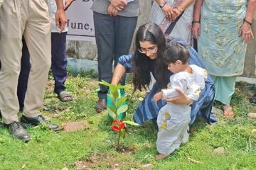 ‘आमाको लागि एक रूख’ भन्ने सन्देशका साथ विश्व वातावरण दिवस मनाइयो, बालबालिकाले रोपे बिरुवा