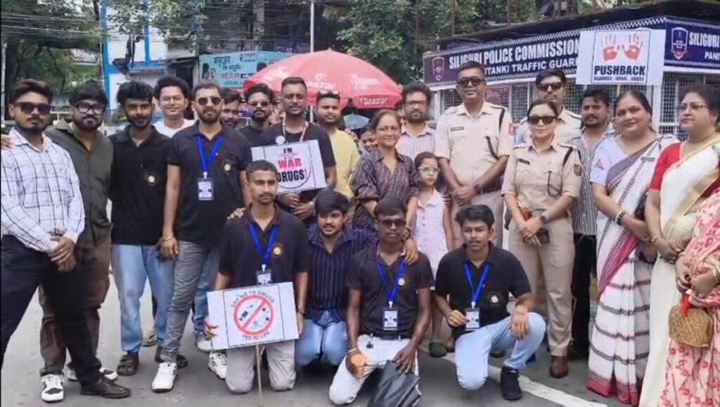 सिलगढी: लागुऔषध दुरुपयोग विरुद्धको अन्तर्राष्ट्रिय दिवसमा ट्राफिक प्रहरीको अभियान, लागूऔषधमुक्त समाज निर्माण गर्न स्वैच्छिक संस्थाहरूसँग शीर्ष अधिकारीहरू सडकमा निस्किए