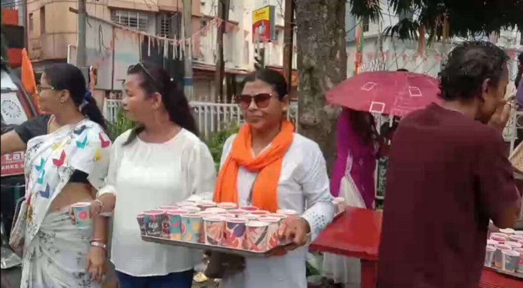 चर्को गर्मीका बीचमा भाजपाको राहत पहल, बटुवा र मजदुरहरूलाई चिसो पेय पदार्थ वितरण