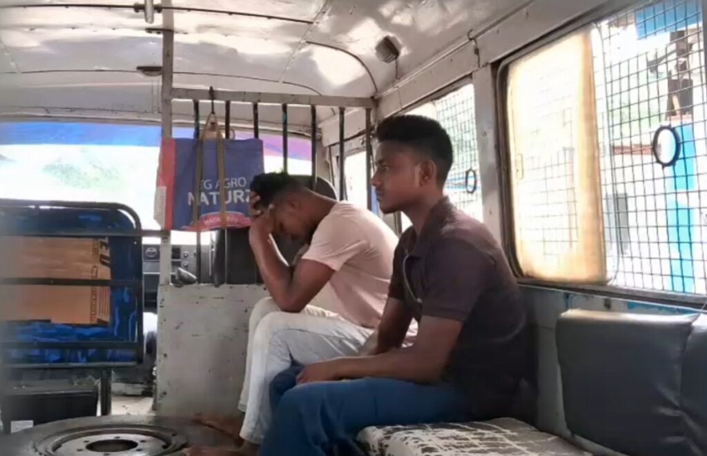 सिलगढी: प्रहरीले तीन बत्ती मोरमा छापा मार्यो, ७२ बोतल कफ सिरप जफत गर्यो; दुई तस्कर पक्राउ