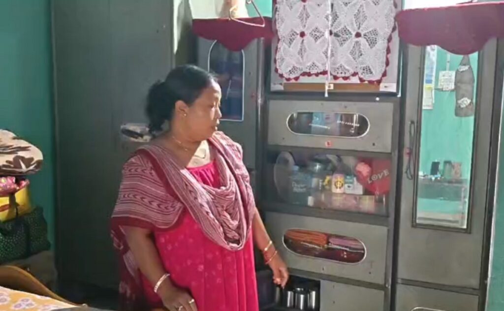 घर खाली भएको थाहा पाएर बहुमूल्य काँसाका भाँडाकुँडा र नगद लुटपाट भयो