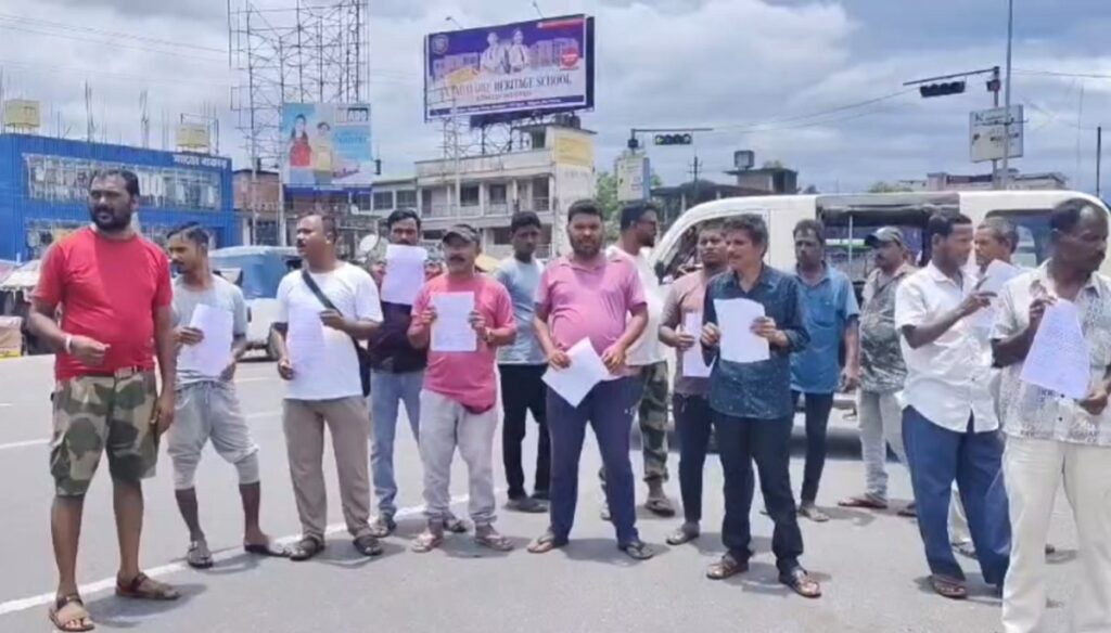टोटो (ई-रिक्सा) सवारी साधनमा प्रतिबन्ध लगाउन माग गर्दै फुलबारीको राष्ट्रिय राजमार्ग ३१ मा अटो चालकहरूले विरोध प्रदर्शन गरे