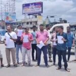 टोटो (ई-रिक्सा) सवारी साधनमा प्रतिबन्ध लगाउन माग गर्दै फुलबारीको राष्ट्रिय राजमार्ग ३१ मा अटो चालकहरूले विरोध प्रदर्शन गरे