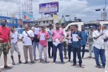टोटो (ई-रिक्सा) सवारी साधनमा प्रतिबन्ध लगाउन माग गर्दै फुलबारीको राष्ट्रिय राजमार्ग ३१ मा अटो चालकहरूले विरोध प्रदर्शन गरे