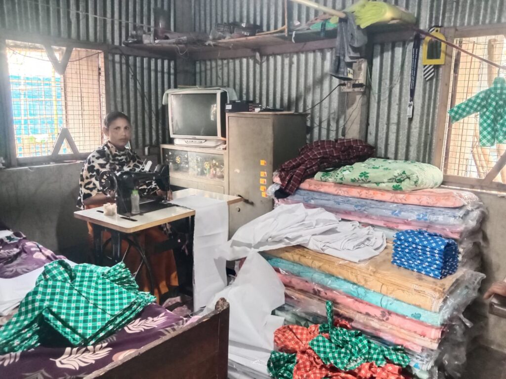 सरला माइक्रोफाइनान्सको ऋणले जलपाईगुड़ीका दर्जीलाई व्यवसाय बढाउन मद्दत गर्छ