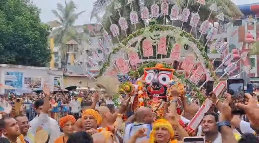 इस्कनको ३७ औं भव्य रथयात्रा सिलिगुडीमा; विधानसभा अध्यक्ष रथीन्द्रनाथ बोसले पवित्र डोरी तान्दै कार्यक्रमको उद्घाटन गरे
