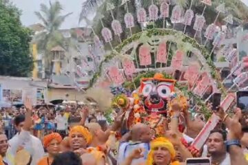 इस्कनको ३७ औं भव्य रथयात्रा सिलिगुडीमा; विधानसभा अध्यक्ष रथीन्द्रनाथ बोसले पवित्र डोरी तान्दै कार्यक्रमको उद्घाटन गरे