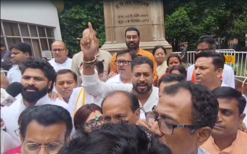 पत्रकारों पर हमले के खिलाफ विधानसभा में भाजपा विधायकों का जोरदार प्रदर्शन: काली पट्टी बांधकर जताया विरोध, सख्त कार्रवाई की मांग