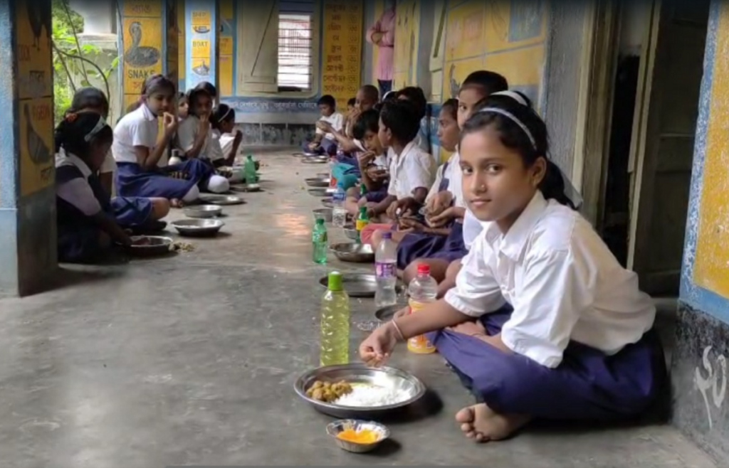 मिड डे मील को थालमा माल्दाको प्रसिद्ध आँप! बालबालिकालाई विद्यालय आकर्षित गर्न माल्दाको एक विद्यालयको अनौठो पहल