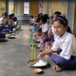 मिड डे मील को थालमा माल्दाको प्रसिद्ध आँप! बालबालिकालाई विद्यालय आकर्षित गर्न माल्दाको एक विद्यालयको अनौठो पहल